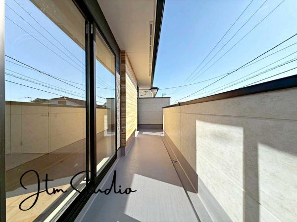 �o���R�j�[ �������������͋C�̏Z��X�ł������͂ɂ͍������������Ȃ��󂪍L���������J���������Ղ聝�z�����肪�Ղ���S�z���Ȃ��A�����ʂ��Ė��邭���K�ɉ߂����܂��B�C�����̗ǂ���������������S�n�悢�X���݂ł���