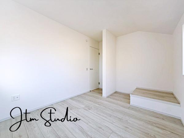 �q������ ���ʂ̂Ȃ��݌v�ƁA�v�Z���ꂽ�F�g���B���D���ȉƋ��A�[�g������ɂȂ�悤�ȁA�V���v���Ő�������Ԃł��B�u�����̍D����������Ɖf����I�v����ȕ�����T���Ă������ɂ����͂������ꎺ�ł���