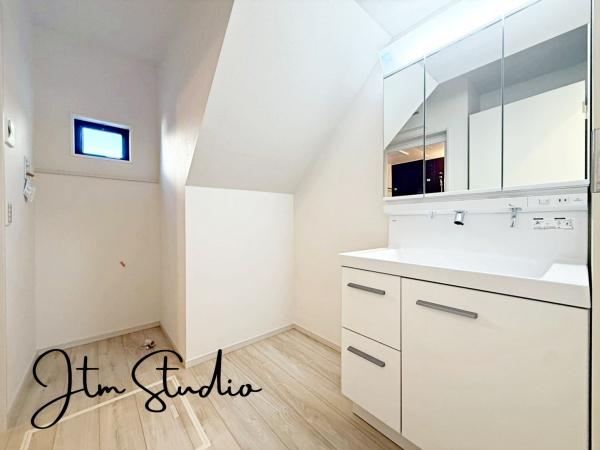 ���ʑ�E���ʏ� �����̃P�A���C�����悭�n�܂���ʋ�ԁB�傫�ȃ~���[�ƍL�߂̃{�E���ŉ��K�Ɏg����݌v�ł��B�Q�������������ł���Ƃ�̂��鎞�Ԃ𐶂ݏo���܂��B
��CG�������s���Ă��邽�߁A����ƈقȂ�ꍇ���������܂�