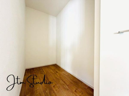 ���[ �܂�ŏ����ȕ����̂悤��WIC�t����ߗނ͂������A�o�b�O��X�q�A�G�߉Ɠd�܂ł܂Ƃ߂Ď��[�\�B���C�ɓ���̃A�C�e�����ꂩ���ɏW�߂āA�����̃R�[�f�B�l�[�g���y�����Ȃ�܂���