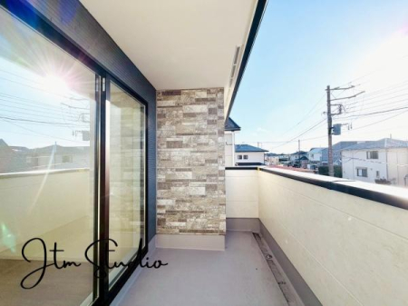 �o���R�j�[ �u�₩�ȕ����S�n�悭����������A�J���I�ȃo���R�j�[�B���̓R�[�q�[��Ў�ɐ[�ċz�A��͐���𒭂߂Ȃ���ق��ƈꑧ�B���X�̕�炵�ɂ�����Ƃ������ʊ����v���X���Ă����A����ȋ�Ԃ������ɂ͂���܂��B