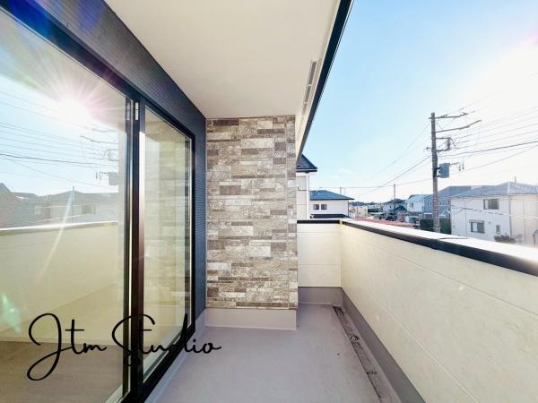 �o���R�j�[ �u�₩�ȕ����S�n�悭����������A�J���I�ȃo���R�j�[�B���̓R�[�q�[��Ў�ɐ[�ċz�A��͐���𒭂߂Ȃ���ق��ƈꑧ�B���X�̕�炵�ɂ�����Ƃ������ʊ����v���X���Ă����A����ȋ�Ԃ������ɂ͂���܂��B