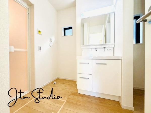 ���ʑ�E���ʏ� �����̃P�A���C�����悭�n�܂���ʋ�ԁB�傫�ȃ~���[�ƍL�߂̃{�E���ŉ��K�Ɏg����݌v�ł��B�Q�������������ł���Ƃ�̂��鎞�Ԃ𐶂ݏo���܂��B
��CG�������s���Ă��邽�߁A����ƈقȂ�ꍇ���������܂�