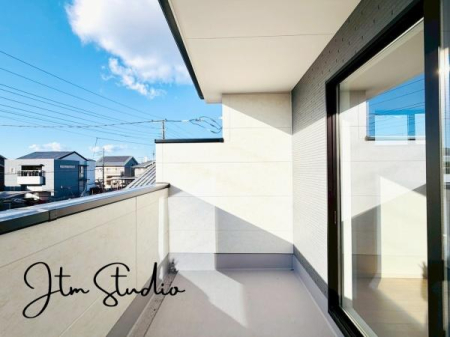 �o���R�j�[ �u�₩�ȕ����S�n�悭����������A�J���I�ȃo���R�j�[�B���̓R�[�q�[��Ў�ɐ[�ċz�A��͐���𒭂߂Ȃ���ق��ƈꑧ�B���X�̕�炵�ɂ�����Ƃ������ʊ����v���X���Ă����A����ȋ�Ԃ������ɂ͂���܂��B