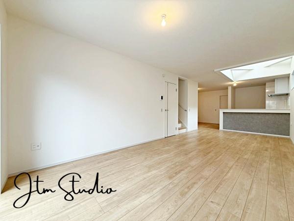 ���r���O �Ƒ������R�ƏW�܂�Ί�Ɖ�b���₦�Ȃ����Ԃ́A���������Ȍ����������݁A�������Ƃ����L���Ƌ��S�n�̗ǂ������˔����Ă��܂��B