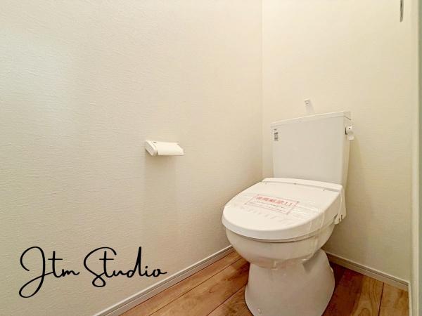 �g�C�� �������������͋C�̃g�C���́A�ق��ƈꑧ����ꏊ�ɁB�ӊO�Əd�v�ȁg���S�n�̗ǂ��h���������芴������݌v�ł���������Ƃ����C�z�肪�A��炵�̎��������ƍ��߂Ă���܂��B����̖Z������Y��āA�ЂƑ����B