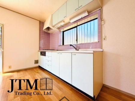 �L�b�`�� �ǂɖʂ����L�b�`���ɂ͏���������A���R�Ȍ��ƕ������荞�ސS�n�悢��ԁB���邭���ʂ��̗ǂ����ŁA���K�ɂ��������y���߂܂��B�������̂ɂ�����������ɂ����A���ł��u�₩�Ő������̂���L�b�`����ۂĂ܂���