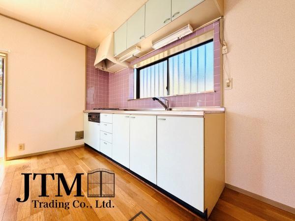 �L�b�`�� �ǂɖʂ����L�b�`���ɂ͏���������A���R�Ȍ��ƕ������荞�ސS�n�悢��ԁB���邭���ʂ��̗ǂ����ŁA���K�ɂ��������y���߂܂��B�������̂ɂ�����������ɂ����A���ł��u�₩�Ő������̂���L�b�`����ۂĂ܂���