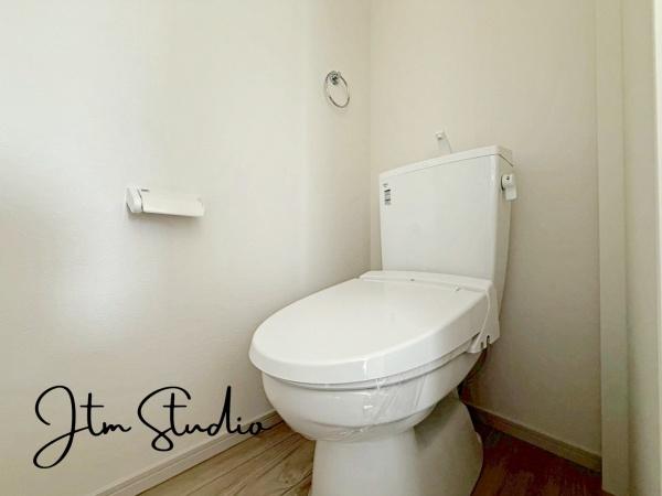 �g�C�� �������������͋C�̃g�C���́A�ق��ƈꑧ����ꏊ�ɁB�ӊO�Əd�v�ȁg���S�n�̗ǂ��h���������芴������݌v�ł���������Ƃ����C�z�肪�A��炵�̎��������ƍ��߂Ă���܂��B����̖Z������Y��āA�ЂƑ����B