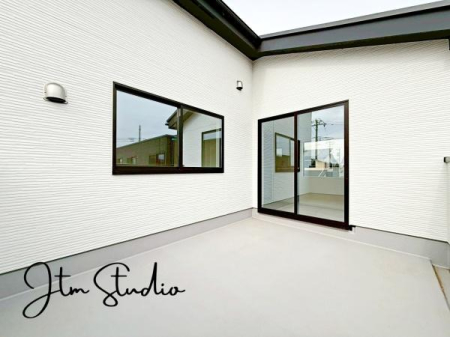 �o���R�j�[ �u�₩�ȕ����S�n�悭����������A�J���I�ȃo���R�j�[�B���̓R�[�q�[��Ў�ɐ[�ċz�A��͐���𒭂߂Ȃ���ق��ƈꑧ�B���X�̕�炵�ɂ�����Ƃ������ʊ����v���X���Ă����A����ȋ�Ԃ������ɂ͂���܂��B