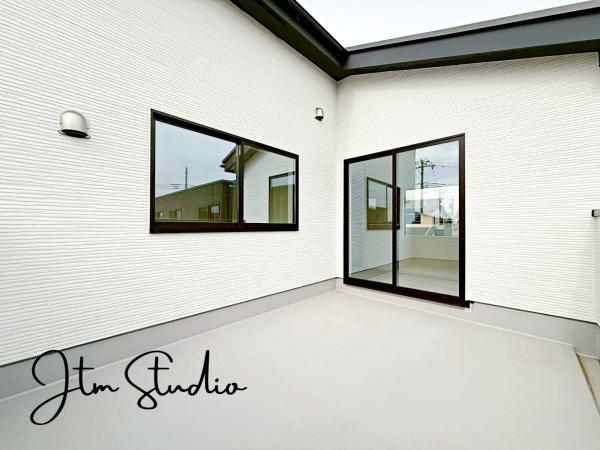 �o���R�j�[ �u�₩�ȕ����S�n�悭����������A�J���I�ȃo���R�j�[�B���̓R�[�q�[��Ў�ɐ[�ċz�A��͐���𒭂߂Ȃ���ق��ƈꑧ�B���X�̕�炵�ɂ�����Ƃ������ʊ����v���X���Ă����A����ȋ�Ԃ������ɂ͂���܂��B