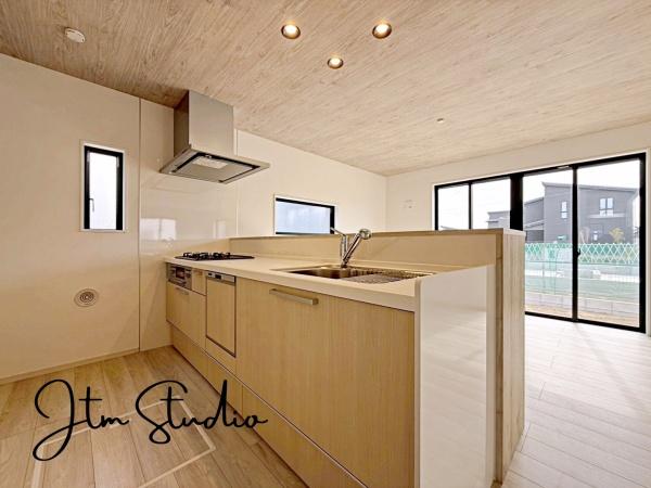 �L�b�`�� �ΖʃL�b�`���ł́A���q�l���V�Ԏp�������Ȃ��炨�������\�ł��I�ڂƖڂ������A���q�l�����S���ă��r���O�ŗV�񂾂�A�h��₨�׋���������ł��܂��ˁ􂲉Ƒ��l�^�C�������y���݂܂��傤��