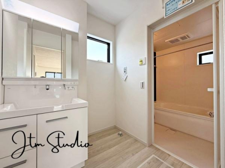 ���ʑ�E���ʏ� ���̎x�x����̃P�A���C�����悭�n�܂���ʋ�ԁB�傫�ȃ~���[�ƍL�߂̃{�E���ŁA�Ƒ��݂�Ȃ����K�Ɏg����݌v�ł��B�Q�������������ł���Ƃ�̂��鎞�Ԃ𐶂ݏo���܂��B1 ���̂͂��܂�ƏI����S�n�悭��