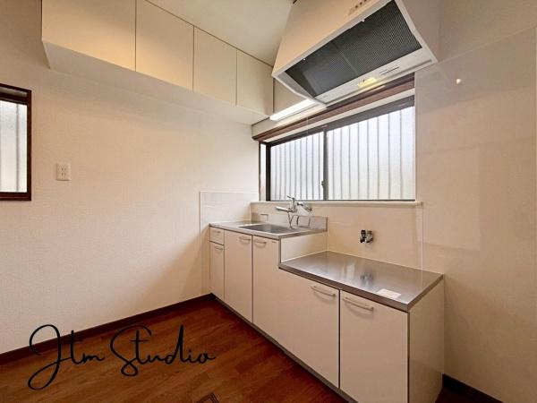 �L�b�`�� �ǂɖʂ����L�b�`���ɂ͏���������A���R�Ȍ��ƕ������荞�ސS�n�悢��ԁB���邭���ʂ��̗ǂ����ŁA���K�ɂ��������y���߂܂��B�������̂ɂ�����������ɂ����A���ł��u�₩�Ő������̂���L�b�`����ۂĂ܂���