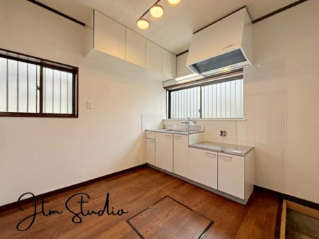 �L�b�`�� ���������薾�邳�ƒʕ��ǂ����ŉ��K�ɂ���������[���L�x�ŁA�ׁX�����������₩���΂钲�������X�b�L���Еt���L�b�`�������ł������ɕۂĂ܂���