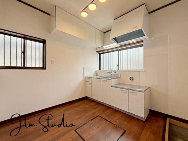 �L�b�`�� ���������薾�邳�ƒʕ��ǂ����ŉ��K�ɂ���������[���L�x�ŁA�ׁX�����������₩���΂钲�������X�b�L���Еt���L�b�`�������ł������ɕۂĂ܂���