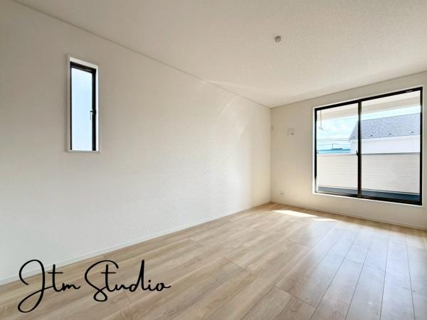 �Q�� �傫�ȑ�����̌����ӂ�閾�邢��ԁA������芰����e���̋�Ԃł���v���C�x�[�g�^�C�������D��ɉ��₩�Ɂc�B�������������͋C��a���܂���