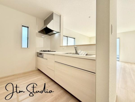 �L�b�`�� �������Ƒ��ƈꏏ�ɉ߂�����̂��ΖʃL�b�`���̖��́I�����̏o������b���Ȃ���ꏏ�ɂ��������y���ގ��Ԃ́A���R�ƏΊ炪���A�Ƒ����J��[�߂��؂ȂЂƂƂ��B�����̂������^�C������炵��L���ɍʂ�܂���