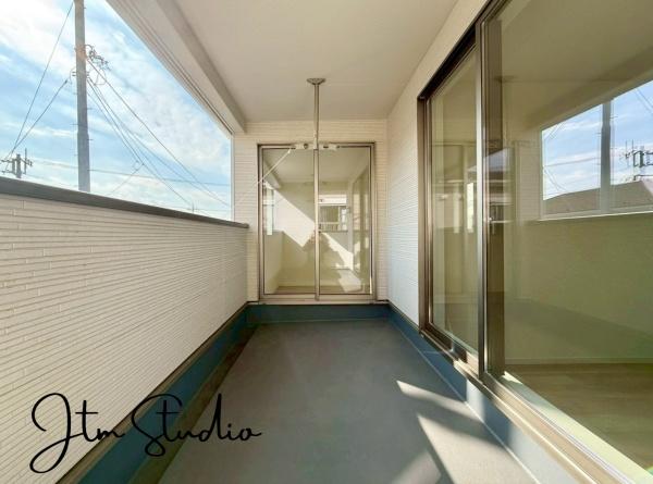 �o���R�j�[ �������������͋C�̏Z��X�ł������͂ɂ͍������������Ȃ��󂪍L���������J���������Ղ聝�z�����肪�Ղ���S�z���Ȃ��A�����ʂ��Ė��邭���K�ɉ߂����܂��B�C�����̗ǂ���������������S�n�悢�X���݂ł���