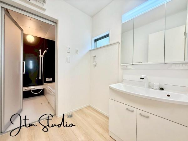 ���ʑ�E���ʏ� ���̎x�x����̃P�A���C�����悭�n�܂���ʋ�ԁB�傫�ȃ~���[�ƍL�߂̃{�E���ŁA�Ƒ��݂�Ȃ����K�Ɏg����݌v�ł��B�Q�������������ł���Ƃ�̂��鎞�Ԃ𐶂ݏo���܂��B1 ���̂͂��܂�ƏI����S�n�悭��