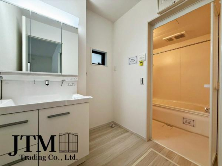 ���ʑ�E���ʏ� ���̎x�x����̃P�A���C�����悭�n�܂���ʋ�ԁB�傫�ȃ~���[�ƍL�߂̃{�E���ŁA�Ƒ��݂�Ȃ����K�Ɏg����݌v�ł��B�Q�������������ł���Ƃ�̂��鎞�Ԃ𐶂ݏo���܂��B1 ���̂͂��܂�ƏI����S�n�悭��