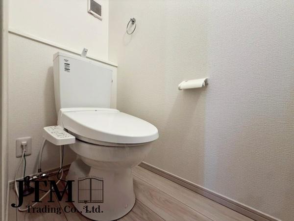 �g�C�� �������������͋C�̃g�C���́A�ق��ƈꑧ����ꏊ�ɁB�ӊO�Əd�v�ȁg���S�n�̗ǂ��h���������芴������݌v�ł���������Ƃ����C�z�肪�A��炵�̎��������ƍ��߂Ă���܂��B����̖Z������Y��āA�ЂƑ����B