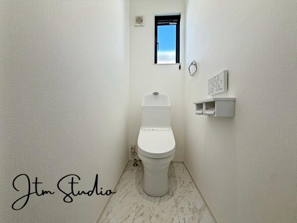 �g�C�� �������������͋C�̃g�C���́A�ق��ƈꑧ����ꏊ�ɁB�ӊO�Əd�v�ȁg���S�n�̗ǂ��h���������芴������݌v�ł���������Ƃ����C�z�肪�A��炵�̎��������ƍ��߂Ă���܂��B����̖Z������Y��āA�ЂƑ����B