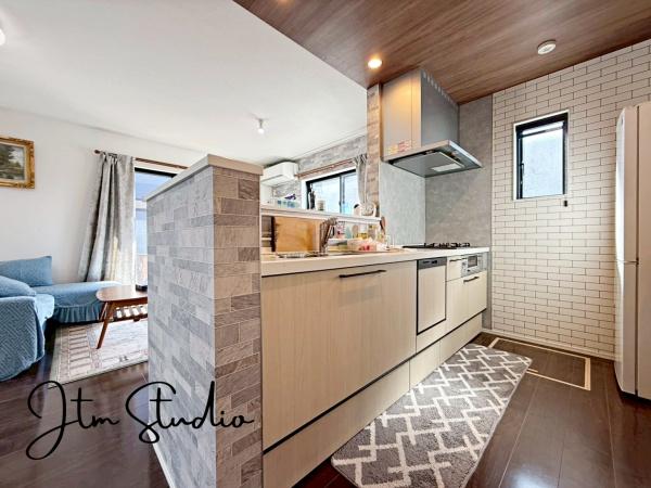 �L�b�`�� �������Ƒ��ƈꏏ�ɉ߂�����̂��ΖʃL�b�`���̖��́I�����̏o������b���Ȃ���ꏏ�ɂ��������y���ގ��Ԃ́A���R�ƏΊ炪���A�Ƒ����J��[�߂��؂ȂЂƂƂ��B�����̂������^�C������炵��L���ɍʂ�܂���