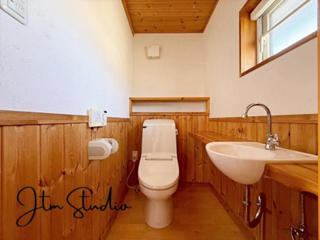 �g�C�� �������������͋C�̃g�C���́A�ق��ƈꑧ����ꏊ�ɁB�ӊO�Əd�v�ȁg���S�n�̗ǂ��h���������芴������݌v�ł���������Ƃ����C�z�肪�A��炵�̎��������ƍ��߂Ă���܂��B����̖Z������Y��āA�ЂƑ����B