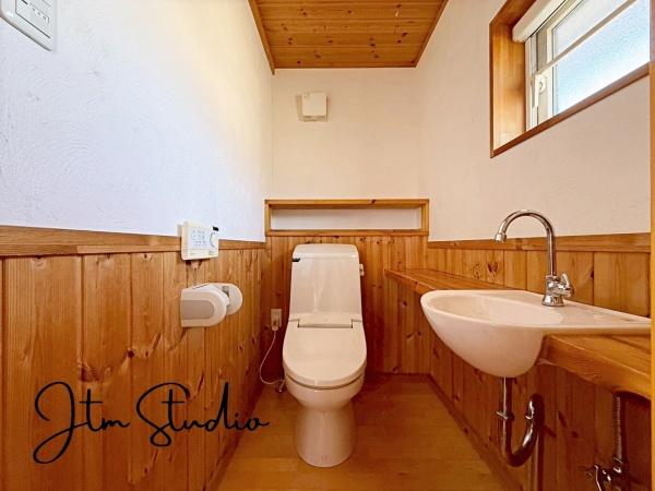 �g�C�� �������������͋C�̃g�C���́A�ق��ƈꑧ����ꏊ�ɁB�ӊO�Əd�v�ȁg���S�n�̗ǂ��h���������芴������݌v�ł���������Ƃ����C�z�肪�A��炵�̎��������ƍ��߂Ă���܂��B����̖Z������Y��āA�ЂƑ����B