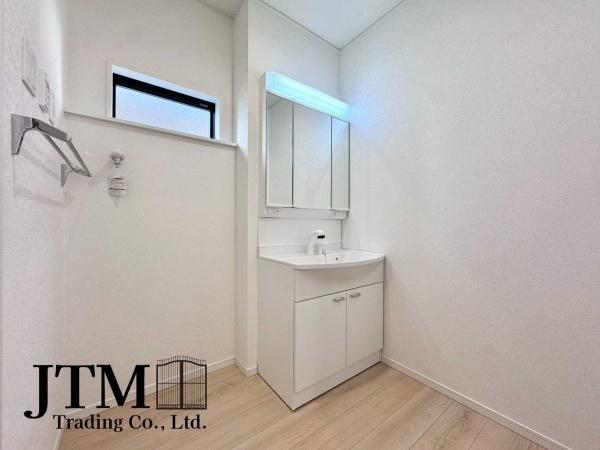 ���ʑ�E���ʏ� ���̎x�x����̃P�A���C�����悭�n�܂���ʋ�ԁB�傫�ȃ~���[�ƍL�߂̃{�E���ŁA�Ƒ��݂�Ȃ����K�Ɏg����݌v�ł��B�Q�������������ł���Ƃ�̂��鎞�Ԃ𐶂ݏo���܂��B1 ���̂͂��܂�ƏI����S�n�悭��