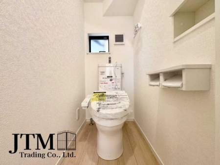 �g�C�� �������������͋C�̃g�C���́A�ق��ƈꑧ����ꏊ�ɁB�ӊO�Əd�v�ȁg���S�n�̗ǂ��h���������芴������݌v�ł���������Ƃ����C�z�肪�A��炵�̎��������ƍ��߂Ă���܂��B����̖Z������Y��āA�ЂƑ����B