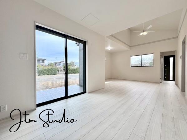 ���r���O �z������̗ǂ����r���O�́A���邭���������ɕ�܂ꂽ���S�n�̂�����Ԃł��B���R�Ȍ����������݁A�Ƒ��݂�Ȃ������b�N�X���ĉ߂�����ꏊ�ɂȂ�܂��B