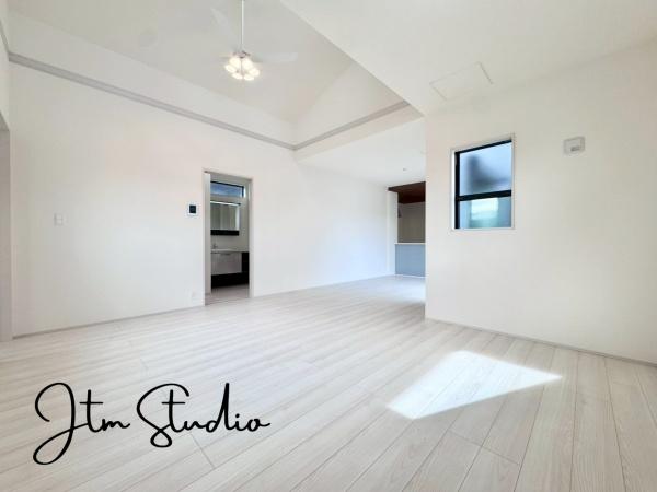 ���r���O ����̒��ő����̎��Ԃ��߂����ƂɂȂ郊�r���O�_�C�j���O�����炱���A�������₩�ȋ�Ԃł��邱�Ƃ��K�R�B�u�₩�Ȓʕ��ƍ̌��𑶕��Ɋ����鎖���o�����Ԃł���