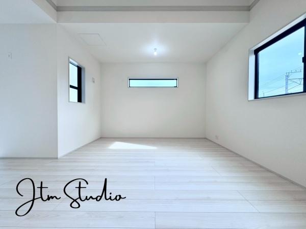 ���r���O �Ƒ��̐H����c���̂ق��A�q�ǂ���V�΂�����A�F�l���������肷��LDK�͏Z�܂��̒��S�B�����ԉ߂����ꏊ������A���̋�Ԃ͏Z�܂��S�̂̋��S�n�����E���܂��B