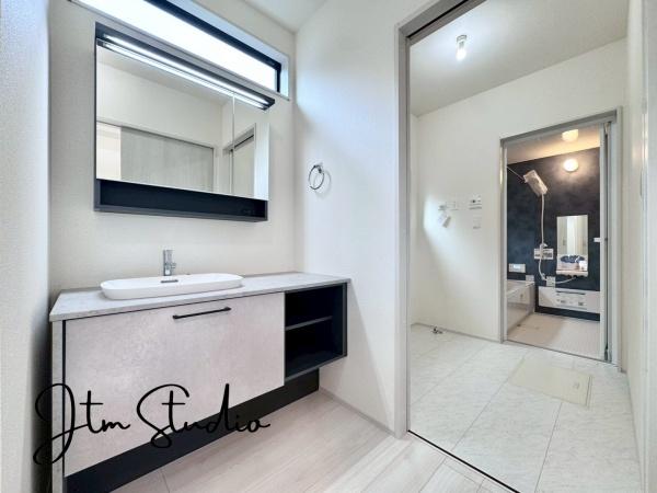 ���ʑ�E���ʏ� ���̎x�x����̃P�A���C�����悭�n�܂���ʋ�ԁB�傫�ȃ~���[�ƍL�߂̃{�E���ŁA�Ƒ��݂�Ȃ����K�Ɏg����݌v�ł��B�Q�������������ł���Ƃ�̂��鎞�Ԃ𐶂ݏo���܂��B1 ���̂͂��܂�ƏI����S�n�悭��