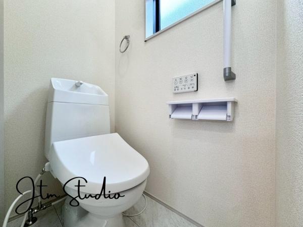 �g�C�� �������������͋C�̃g�C���́A�ق��ƈꑧ����ꏊ�ɁB�ӊO�Əd�v�ȁg���S�n�̗ǂ��h���������芴������݌v�ł���������Ƃ����C�z�肪�A��炵�̎��������ƍ��߂Ă���܂��B����̖Z������Y��āA�ЂƑ����B