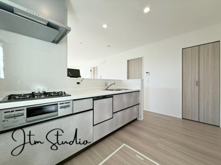 �L�b�`�� �ΖʃL�b�`���ł́A���q�l���V�Ԏp�������Ȃ��炨�������\�ł��I�ڂƖڂ������A���q�l�����S���ă��r���O�ŗV�񂾂�A�h��₨�׋���������ł��܂��ˁ􂲉Ƒ��l�^�C�������y���݂܂��傤��