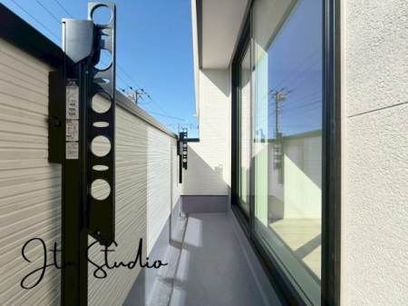 �o���R�j�[ �������������͋C�̏Z��X�ł������͂ɂ͍������������Ȃ��󂪍L���������J���������Ղ聝�z�����肪�Ղ���S�z���Ȃ��A�����ʂ��Ė��邭���K�ɉ߂����܂��B�C�����̗ǂ���������������S�n�悢�X���݂ł���