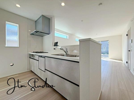 �L�b�`�� �������Ƒ��ƈꏏ�ɉ߂�����̂��ΖʃL�b�`���̖��́I�����̏o������b���Ȃ���ꏏ�ɂ��������y���ގ��Ԃ́A���R�ƏΊ炪���A�Ƒ����J��[�߂��؂ȂЂƂƂ��B�����̂������^�C������炵��L���ɍʂ�܂���