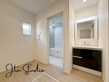 ���ʑ�E���ʏ� ���̎x�x����̃P�A���C�����悭�n�܂���ʋ�ԁB�傫�ȃ~���[�ƍL�߂̃{�E���ŁA�Ƒ��݂�Ȃ����K�Ɏg����݌v�ł��B�Q�������������ł���Ƃ�̂��鎞�Ԃ𐶂ݏo���܂��B1 ���̂͂��܂�ƏI����S�n�悭��