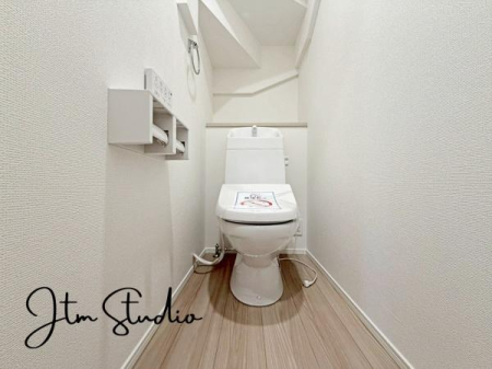 �g�C�� �������������͋C�̃g�C���́A�ق��ƈꑧ����ꏊ�ɁB�ӊO�Əd�v�ȁg���S�n�̗ǂ��h���������芴������݌v�ł���������Ƃ����C�z�肪�A��炵�̎��������ƍ��߂Ă���܂��B����̖Z������Y��āA�ЂƑ����B