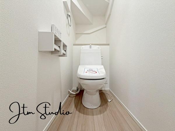 �g�C�� �������������͋C�̃g�C���́A�ق��ƈꑧ����ꏊ�ɁB�ӊO�Əd�v�ȁg���S�n�̗ǂ��h���������芴������݌v�ł���������Ƃ����C�z�肪�A��炵�̎��������ƍ��߂Ă���܂��B����̖Z������Y��āA�ЂƑ����B