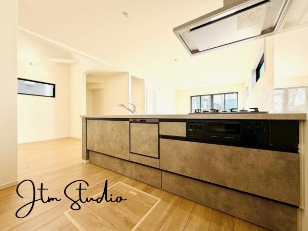 �L�b�`�� �ΖʃL�b�`���ł́A���q�l���V�Ԏp�������Ȃ��炨�������\�ł��I�ڂƖڂ������A���q�l�����S���ă��r���O�ŗV�񂾂�A�h��₨�׋���������ł��܂��ˁ􂲉Ƒ��l�^�C�������y���݂܂��傤��