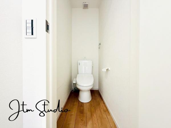 �g�C�� �������������͋C�̃g�C���́A�ق��ƈꑧ����ꏊ�ɁB�ӊO�Əd�v�ȁg���S�n�̗ǂ��h���������芴������݌v�ł���������Ƃ����C�z�肪�A��炵�̎��������ƍ��߂Ă���܂��B����̖Z������Y��āA�ЂƑ����B