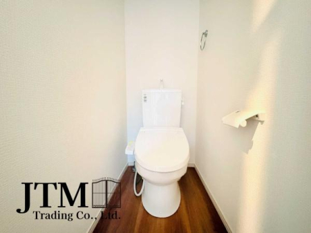 �g�C�� �������������͋C�̃g�C���́A�ق��ƈꑧ����ꏊ�ɁB�ӊO�Əd�v�ȁg���S�n�̗ǂ��h���������芴������݌v�ł���������Ƃ����C�z�肪�A��炵�̎��������ƍ��߂Ă���܂��B����̖Z������Y��āA�ЂƑ����B