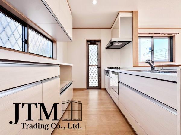 �L�b�`�� ��e�ʂ̃J�b�v�{�[�h�t���ŁA�U�炩�肪���ȃL�b�`���܂����������ځ�ׁX������������X�g�b�N�A���i�͏o�Ԃ̏��Ȃ��������Ȃǂ��X�b�L���Еt���܂���