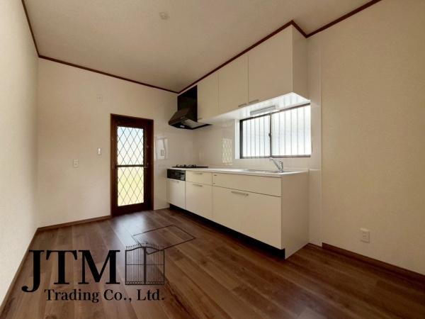 �L�b�`�� �ǂɖʂ����L�b�`���ɂ͏���������A���R�Ȍ��ƕ������荞�ސS�n�悢��ԁB���邭���ʂ��̗ǂ����ŁA���K�ɂ��������y���߂܂��B�������̂ɂ�����������ɂ����A���ł��u�₩�Ő������̂���L�b�`����ۂĂ܂���