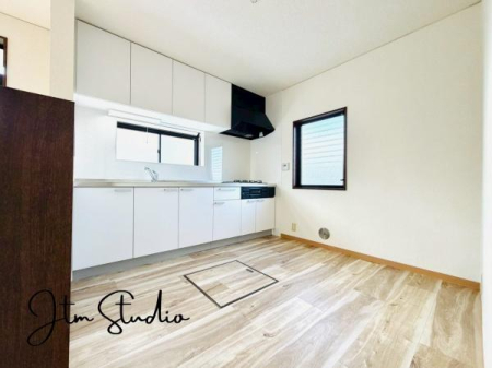 �L�b�`�� ���������薾�邳�ƒʕ��ǂ����ŉ��K�ɂ���������[���L�x�ŁA�ׁX�����������₩���΂钲�������X�b�L���Еt���L�b�`�������ł������ɕۂĂ܂���