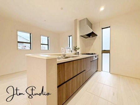 �L�b�`�� �������Ƒ��ƈꏏ�ɉ߂�����̂��ΖʃL�b�`���̖��́I�����̏o������b���Ȃ���ꏏ�ɂ��������y���ގ��Ԃ́A���R�ƏΊ炪���A�Ƒ����J��[�߂��؂ȂЂƂƂ��B�����̂������^�C������炵��L���ɍʂ�܂���